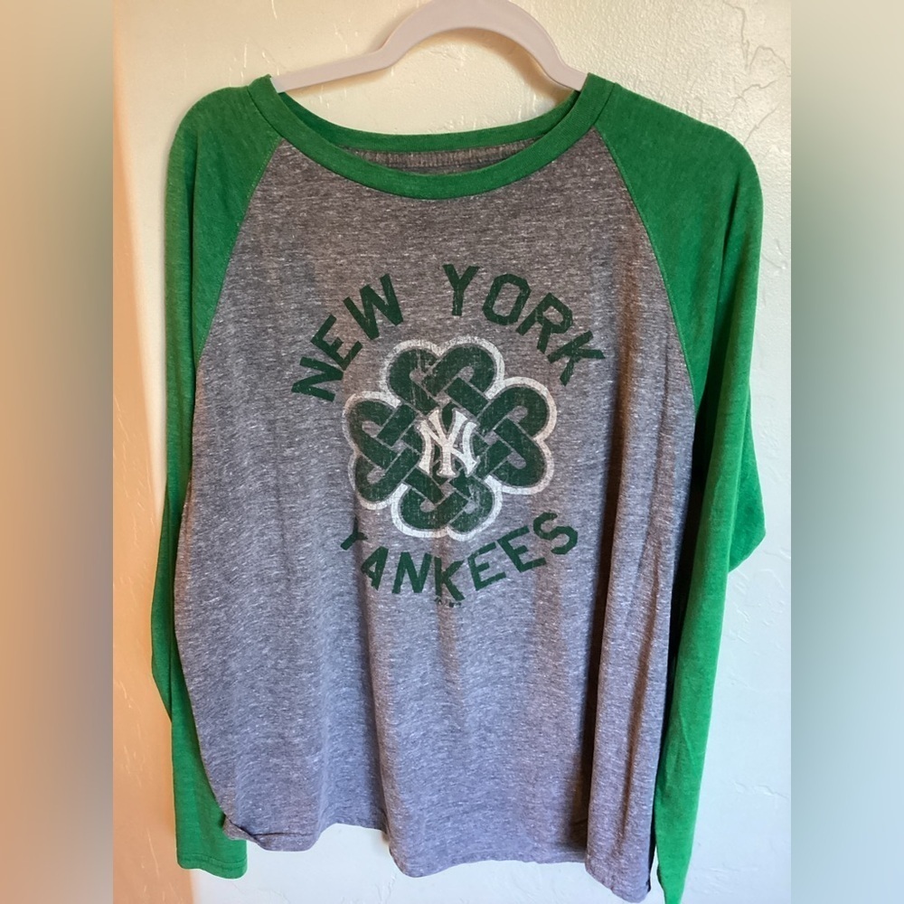 Majestic New York Yankees light weight long sleeve shirt-SZ XL
E_1